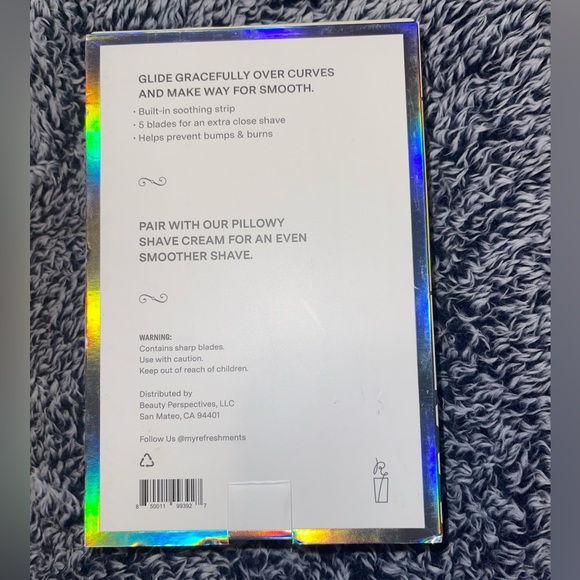 Ipsy refreshments razor LUXE 5-BLADE
RAZOR KIT • Built-in soothing strip - Picture 2 of 4